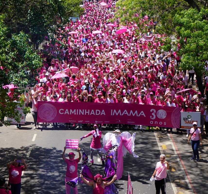 Read more about the article Caminhada Imama 30 anos emociona ao pintar Porto Alegre de rosa